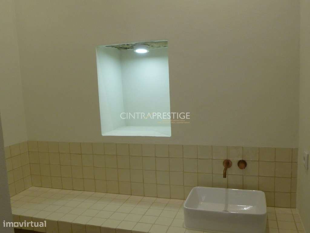 Moradia T2 totalmente recuperada em Almoçageme-21