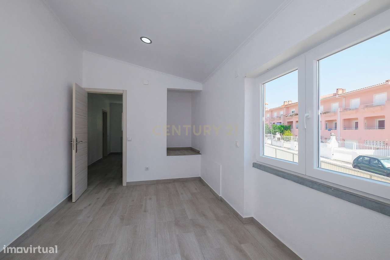 Moradia T4 Renovada no Estoril | Conforto, Espaço e Excelente Localiza-32