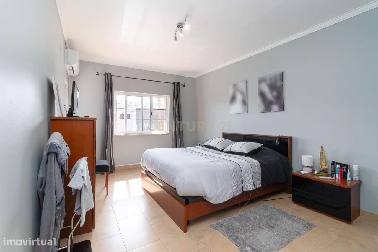 Moradia T4 com áreas generosas em Fernão Ferro - Grande imagem: 2/48