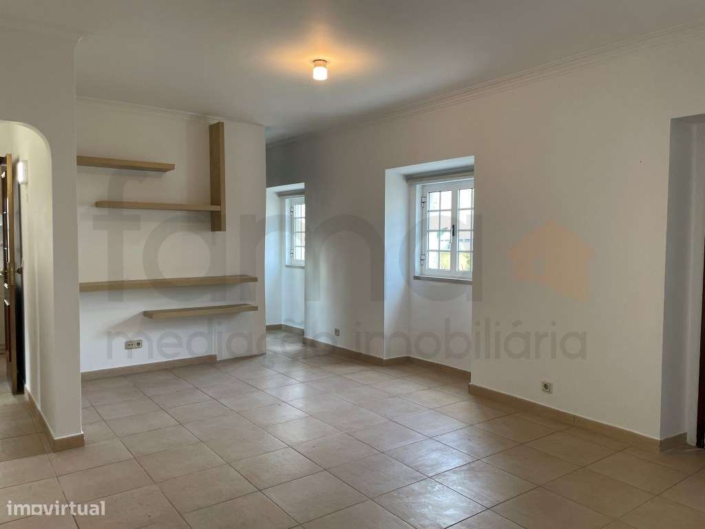 Arrenda-se T2 - Andar de Moradia no Centro da Parede - Grande imagem: 4/17