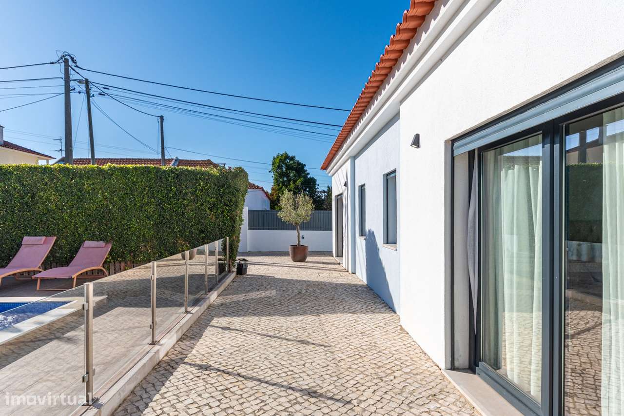 Excelente Moradia térrea Semi nova com piscina na Moita-27