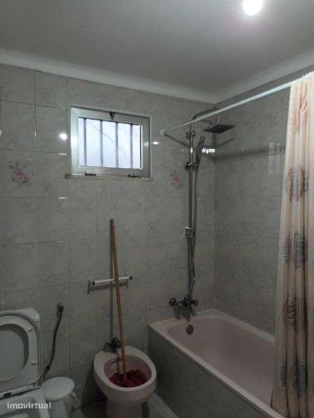 Casa para alugar com três quartos e cozinha equipada e sala mobilada. - Grande imagem: 5/11