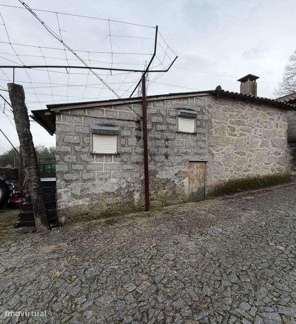 Moradia T2 para restauro sito em Verim / Povoa de Lanhoso - Grande imagem: 2/10