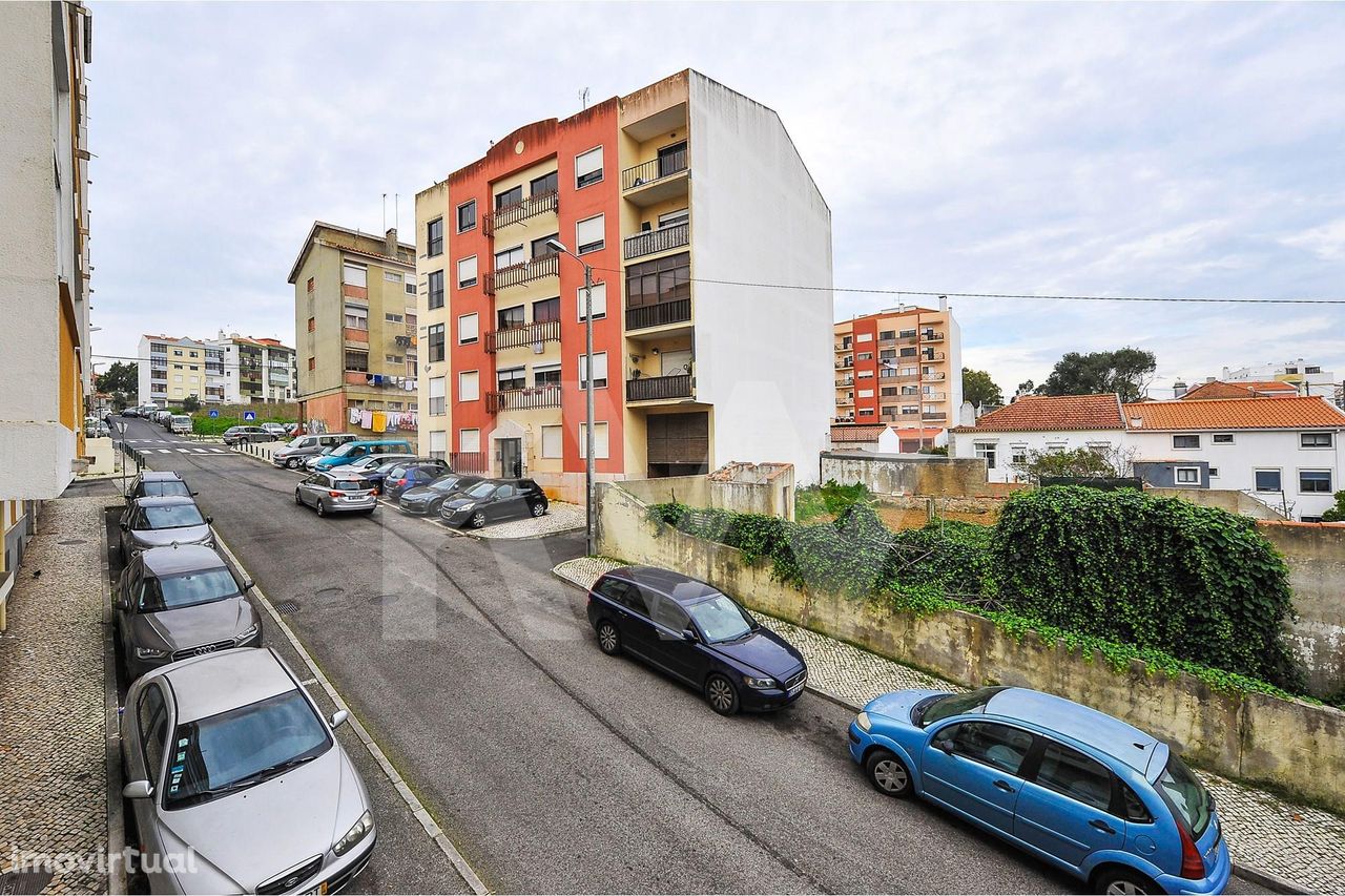 Garagem box com 23 m2 em estacionamento coletivo - Cacém