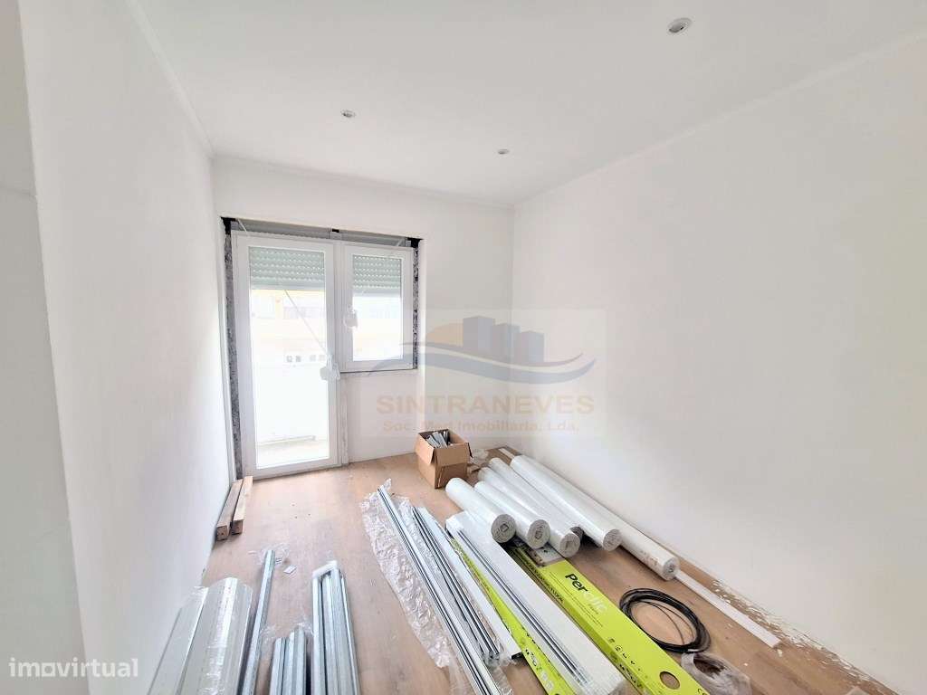 T2 em remodelação total, edifício e fracções como novos.-14