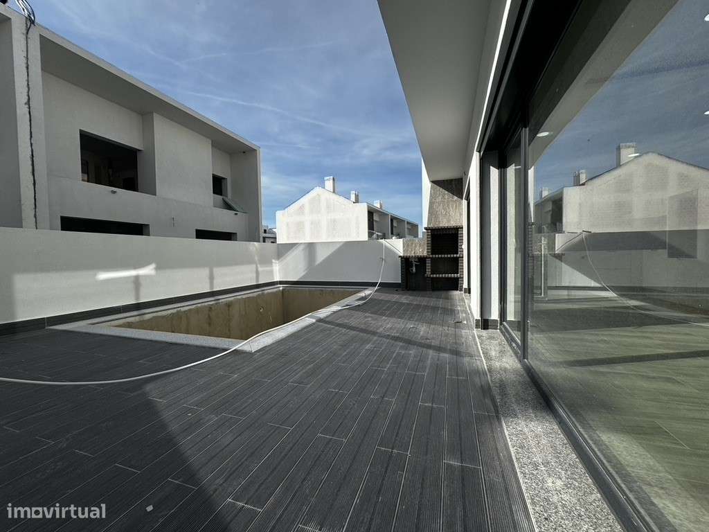 Moradia com 3 Suites, Garagem, Logradouro, Churrasqueira e Piscina-29