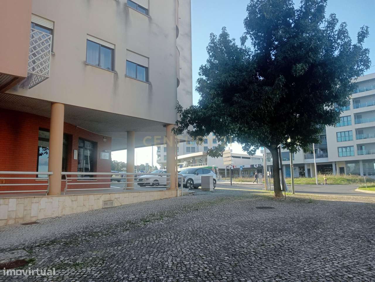 Loja com rendimento garantido a longo prazo e boa localização em Torre-2