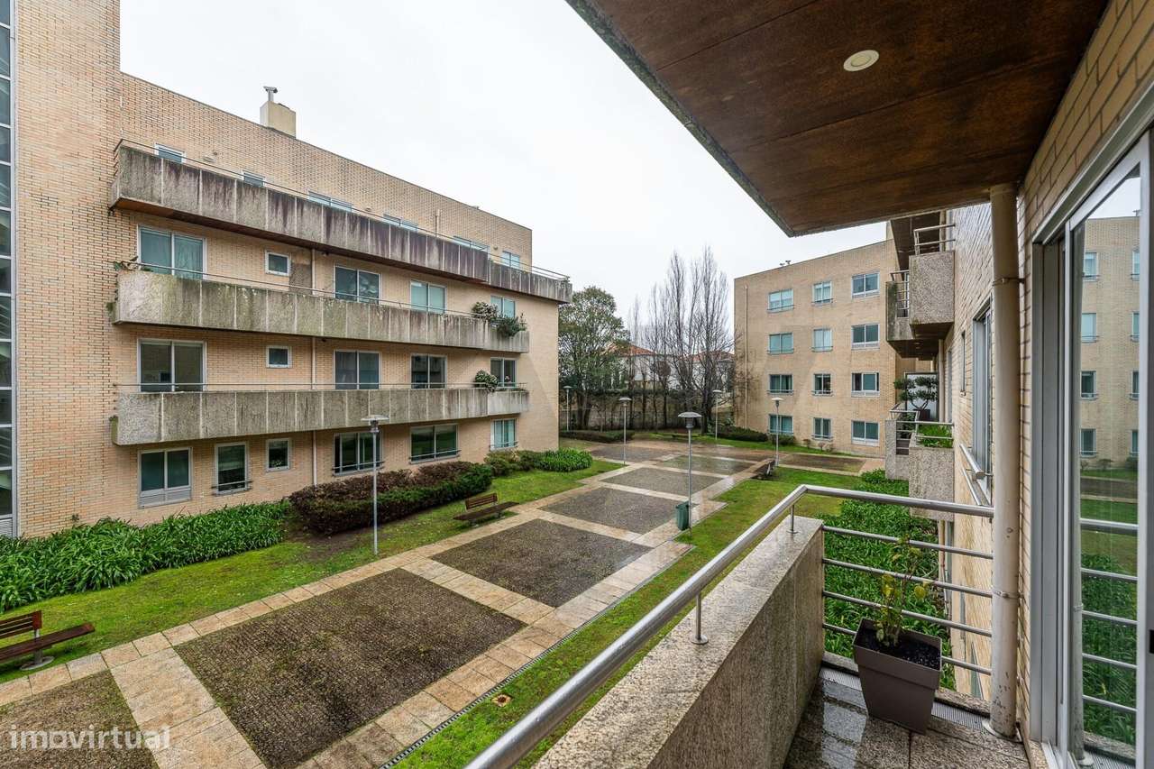 Excelente T5  em Condominio Fechado a Marechal Gomes da Costa, Porto-50