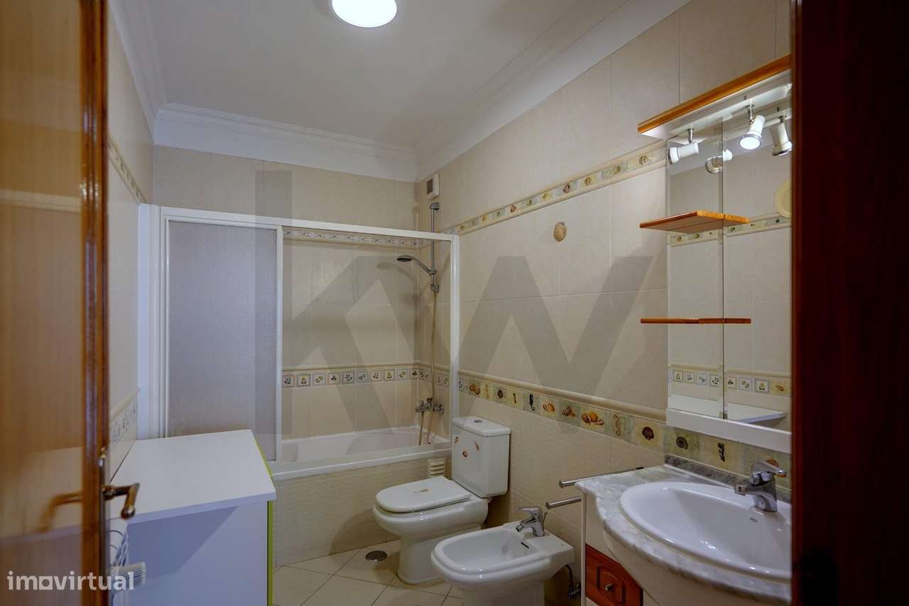 Apartamento T2 com Terraço e Arrecadação em Mem Martins-9