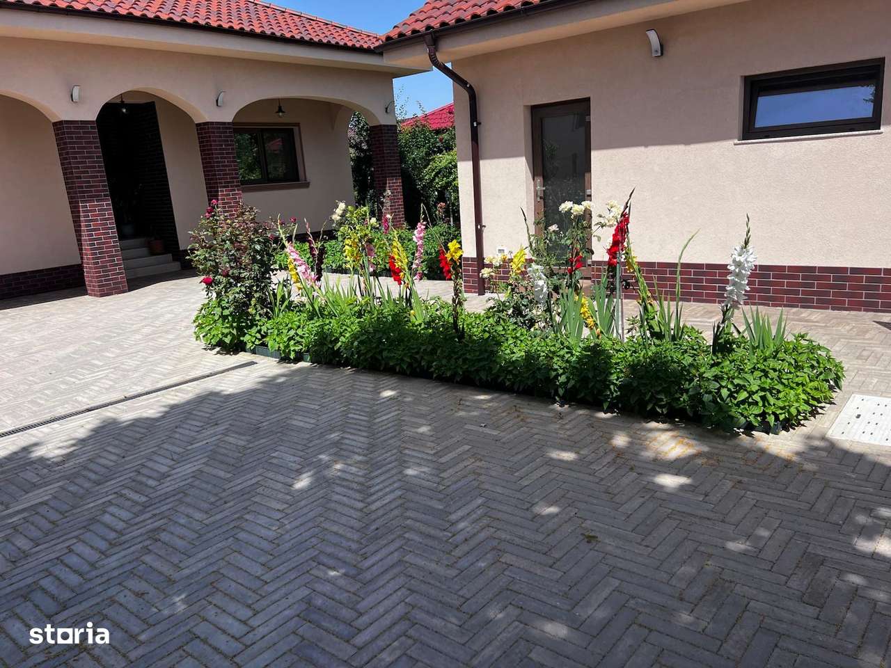 CUMPANA-Central Casa  ideala chiar si pentru 2 familii-404000 euro! - Imagine principală: 3/10