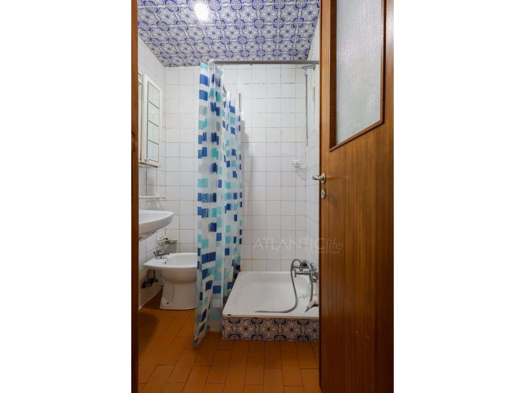 Moradia T6 em Monte Abraão-50