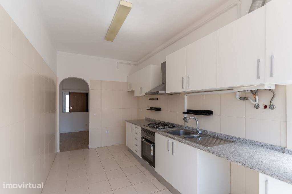 Apartamento T2 1ºandar c/ Varanda - Semi-Renovado no Montijo - Grande imagem: 3/25