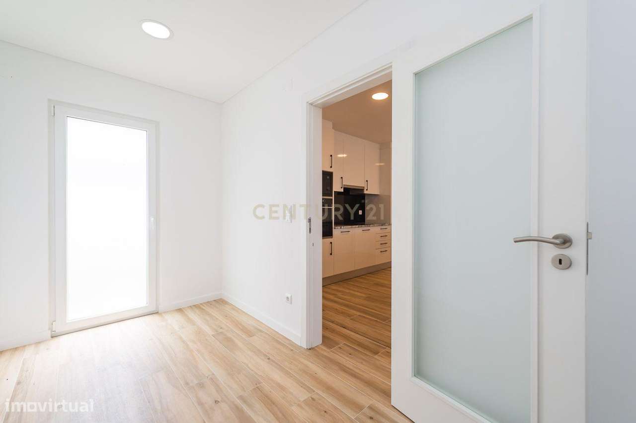 Sintra - Bolembre , moradia T4 nova, construção moderna e linhas conte-21