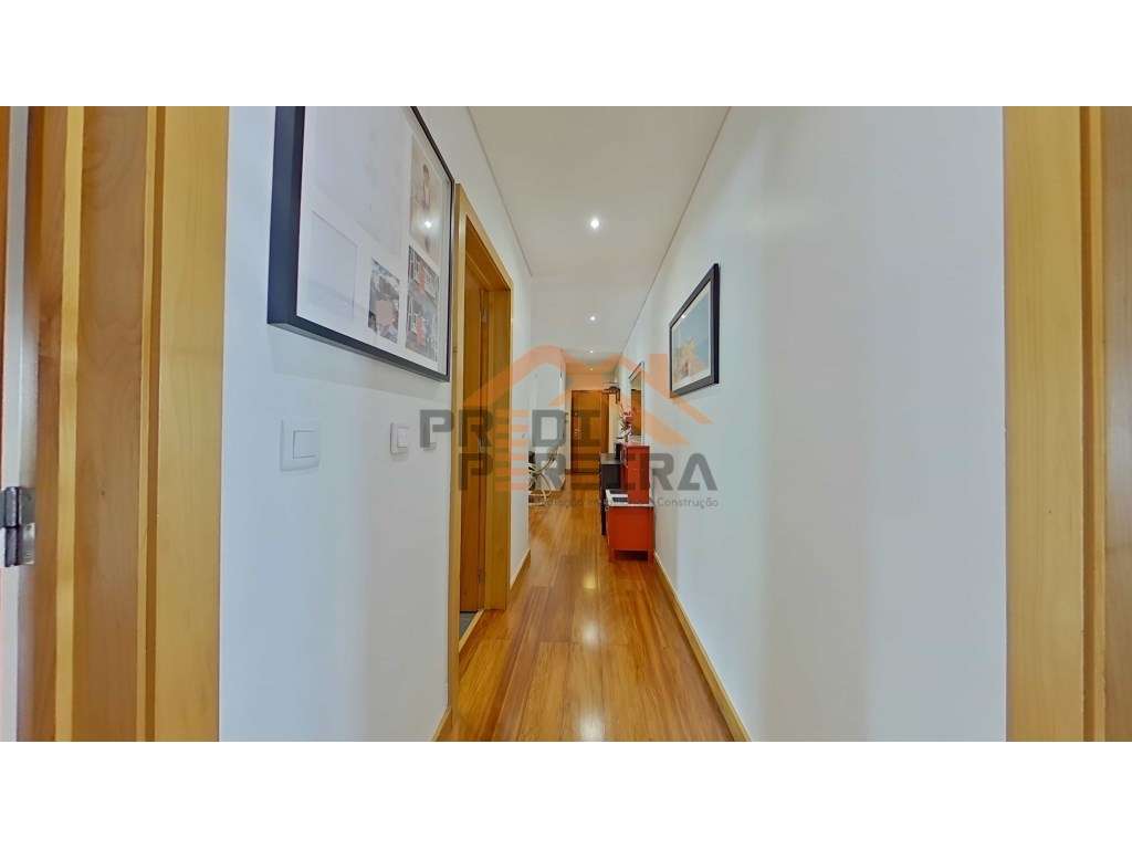 Situado na Urb. Jardim da Amoreira, Exclusivo T2 com vista desafoga...-9