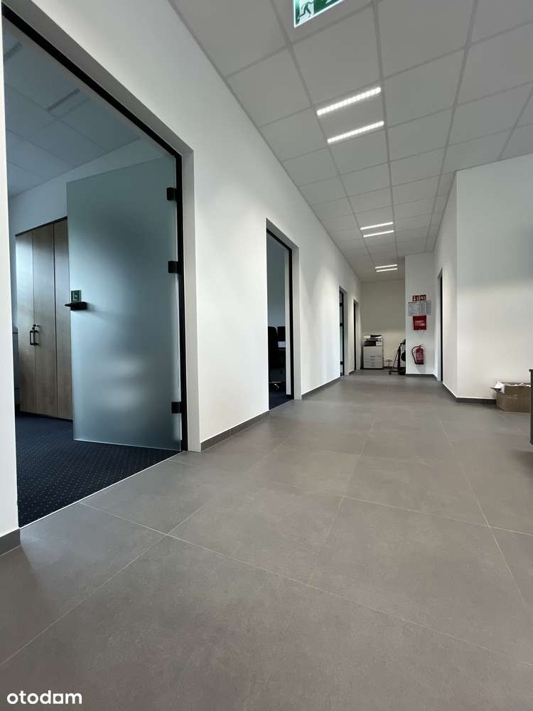 Budynek biurowo-magazynowy z miejscami parkingowymi-3