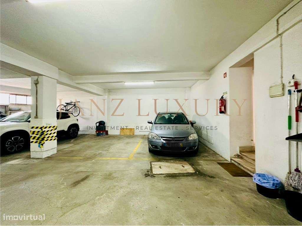 T3 no Estoril com Potencial de Renovação | 2 Varandas, Estacionamen...-15