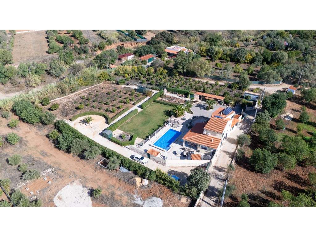 Villa Amarela de 3 quartos com amplo Terreno em Paderne - Grande imagem: 5/27