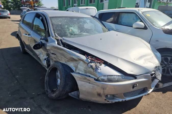 bara spate armatura spate calandru haion far stop stanga dreapta ceasuri bord plafoniera torpedou scaune fata spate bancheta usa portiera stanga dreapta  Alfa Romeo 147 facelift 2007 motor 1.9JTD 937A5000 - 3