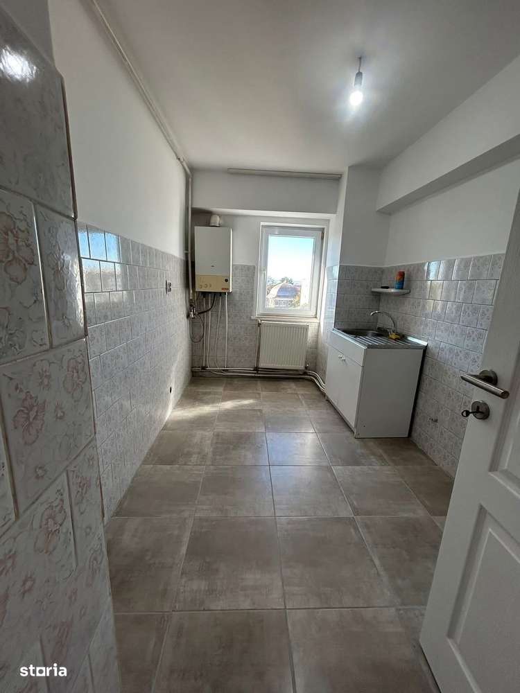 De vanzare 3 camere cu balcon, zona Pietonal, renovat complet, 65.000€ - Imagine principală: 5/8