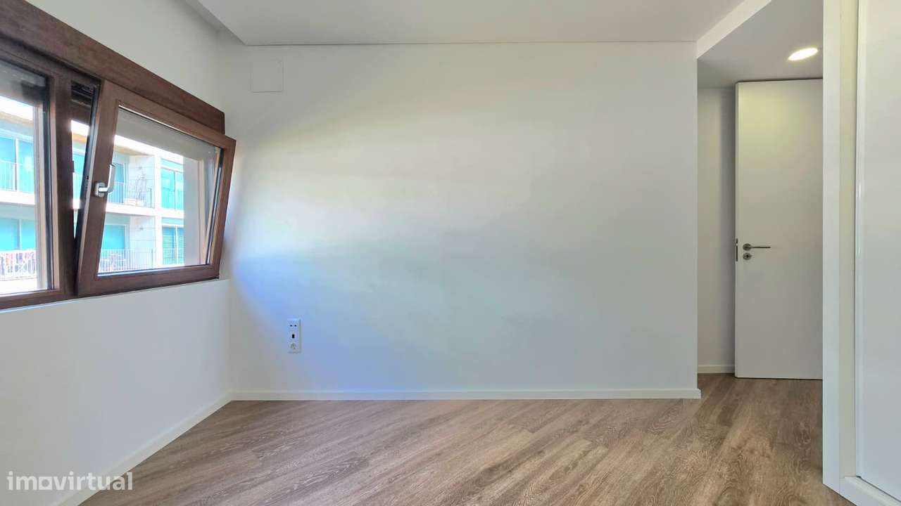 T2 semi-novo c/ varanda e box fechada - Baguim do Monte-12