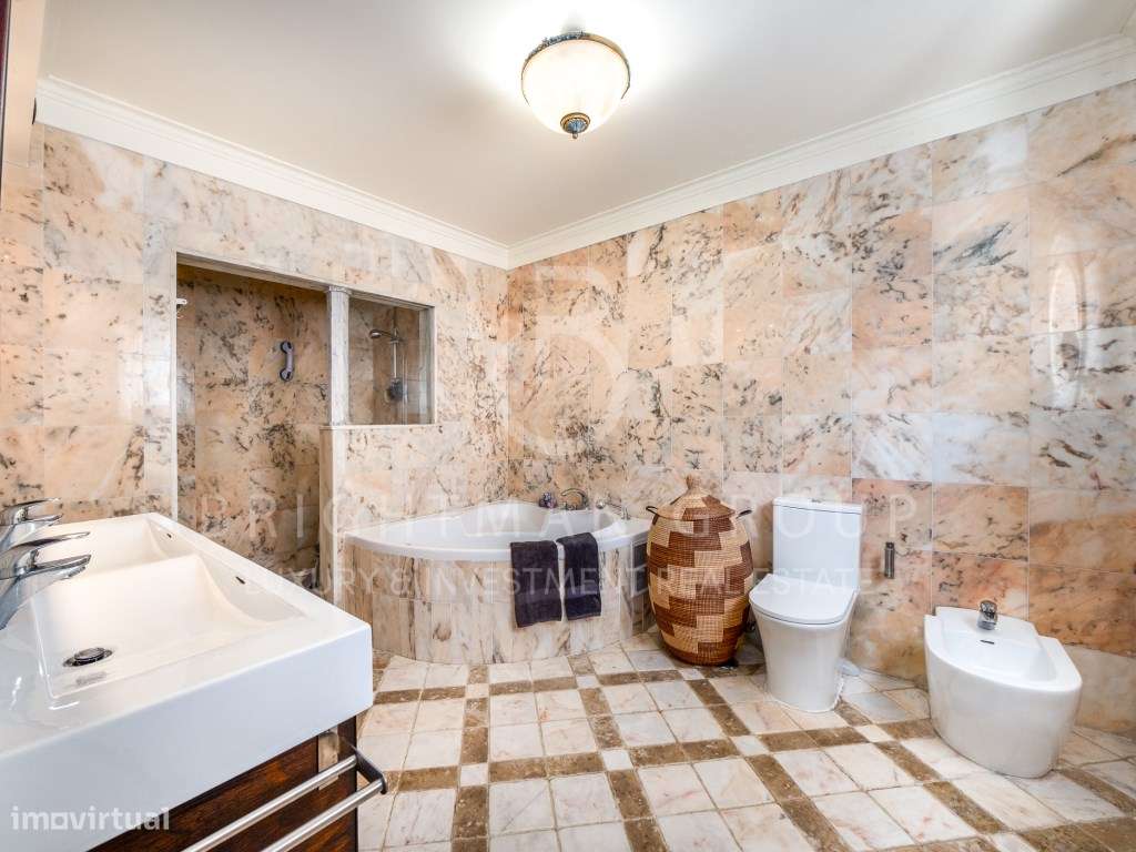 Moradia T5 com piscina em zona histórica da Parede-21