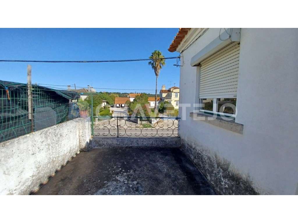 Prédio com habitação, armazém, e logradouro a 3 minutos de Tomar.-19