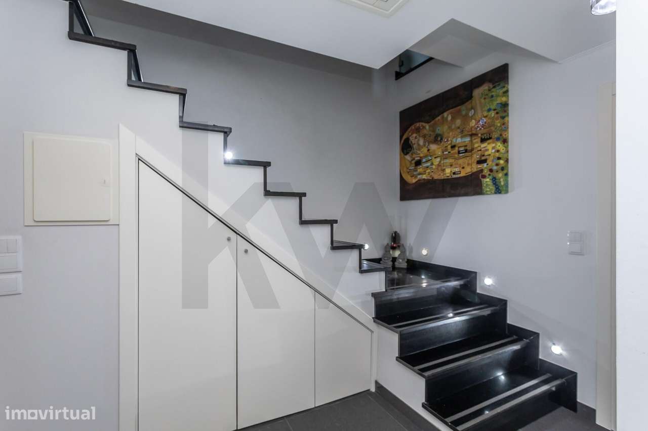 Exclusivo Duplex T3 Remodelado com Garagem Box Independentemente na Ri-17
