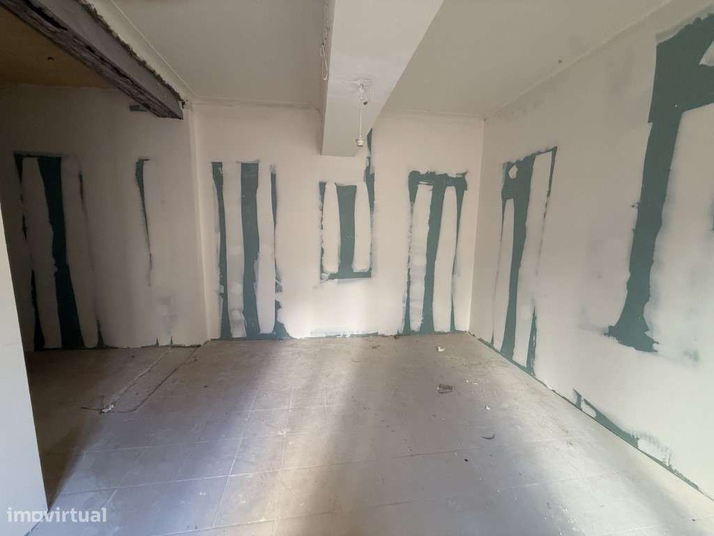 Apartamento para recuperar junto ás Amoreiras-8