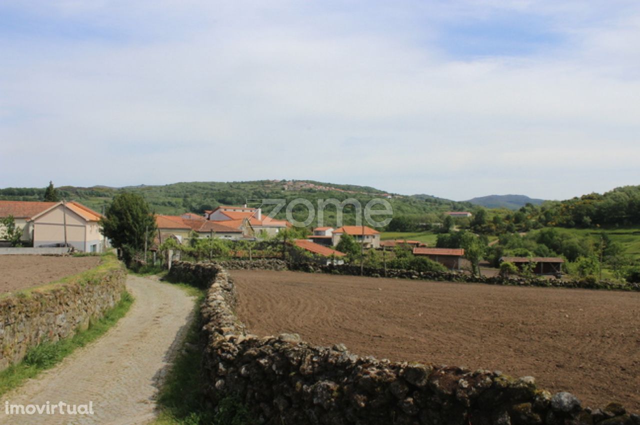 Moradia para restauro, em Fiães do rio, Montalegre