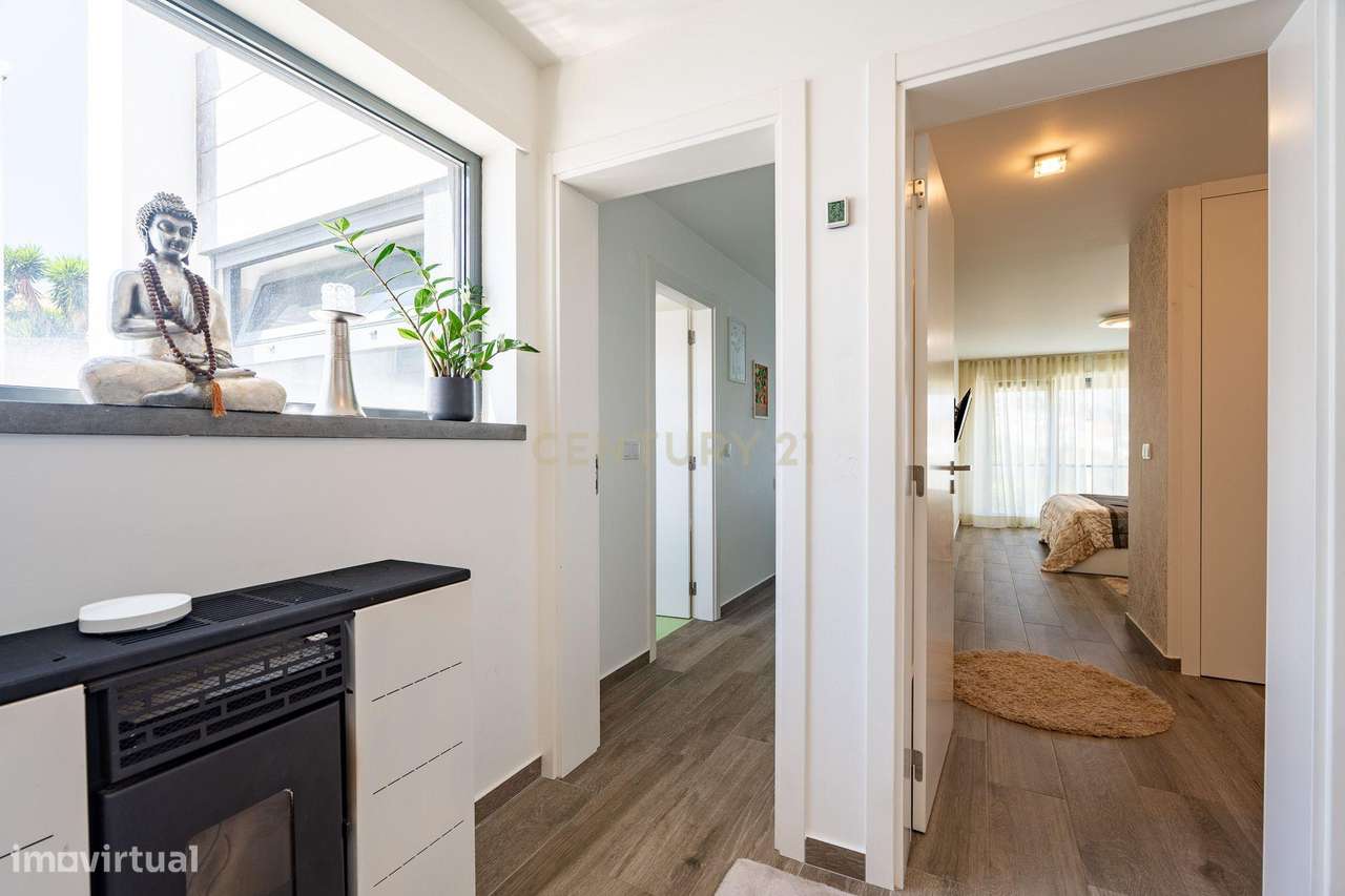 ** Moderna Moradia T4 c/ piscina e rooftop no condomínio privado "Vill-45