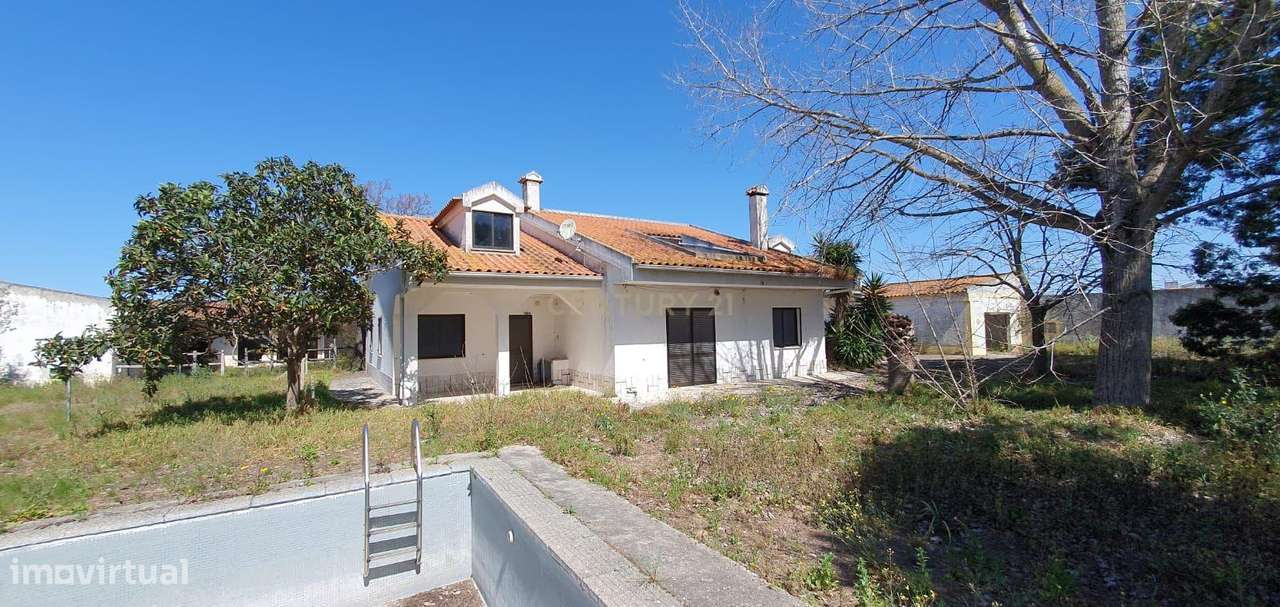 Quinta com 5000 m2  com moradia T4-5