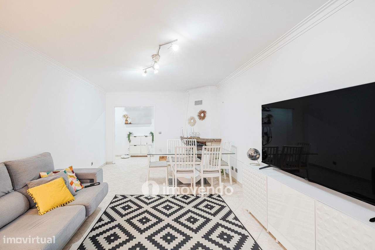 Apartamento T3, com estacionamento e arrecadação, na Ramada-13