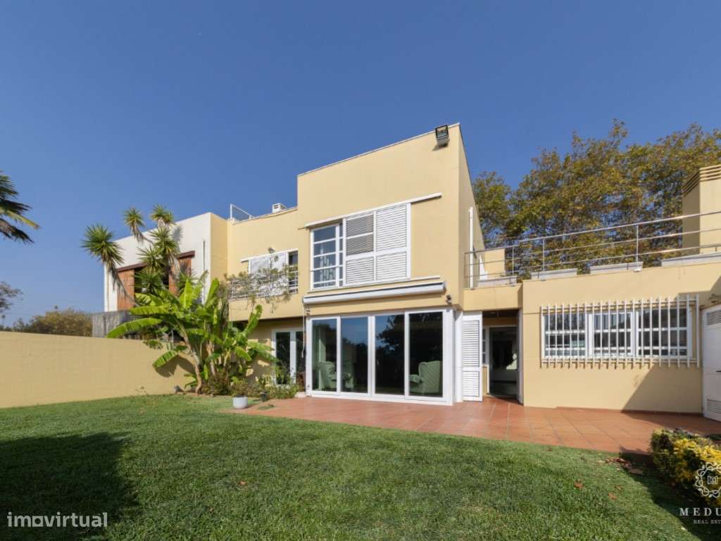 Moradia T5 em Miramar com Espaço, Luz Natural e Potencial para Piscina - Grande imagem: 2/24