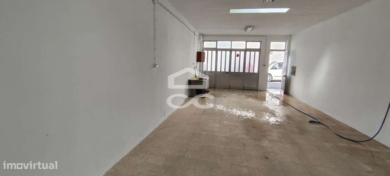 Garagem com 68m2 em Baixa da Banheira, Moita-11