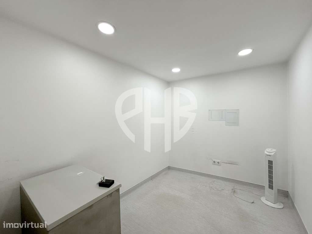 Edifício Comercial 2 Pisos // Rua do Padrão - Pedroso-12