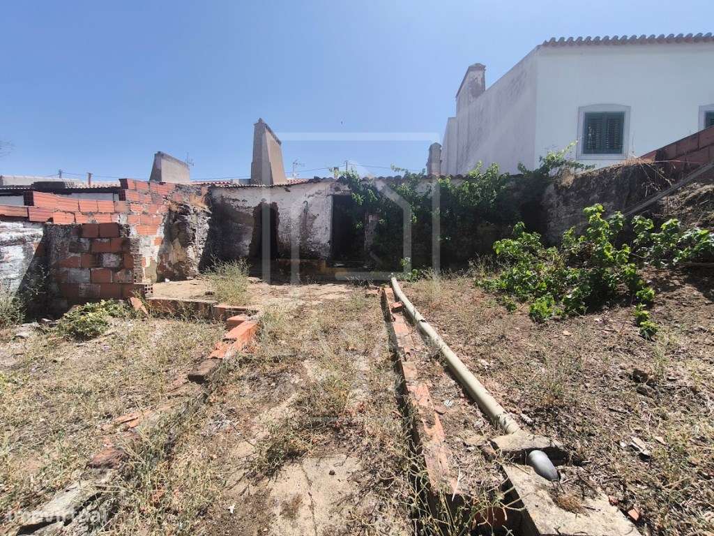 Moradia com 8 divisões e com quintal em Vila Alva-16