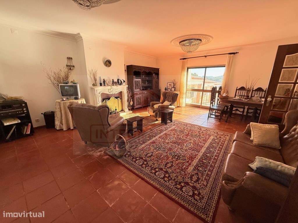 Moradia individual com anexos, piscina, armazéns e terreno-7