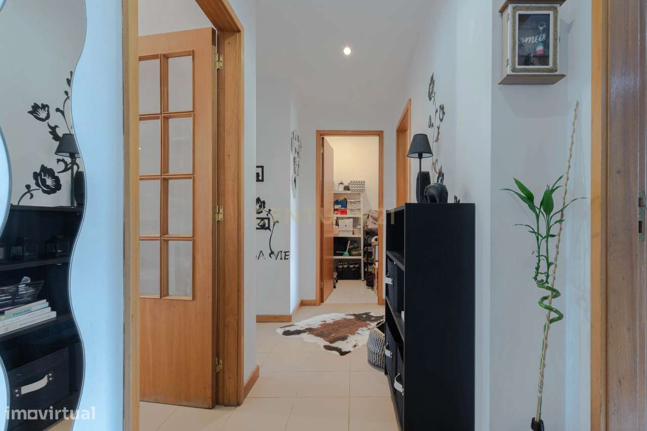 Fantástico Apartamento T2 com Lareira, Varanda e Lugar de Garagem | Fâ-7