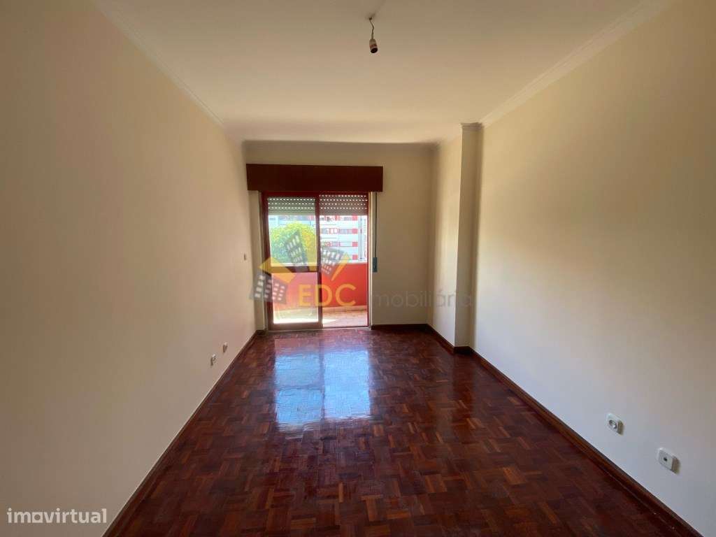Excelente T2 com Parqueamento e Varanda na Urbanização da Cavaleira...-11