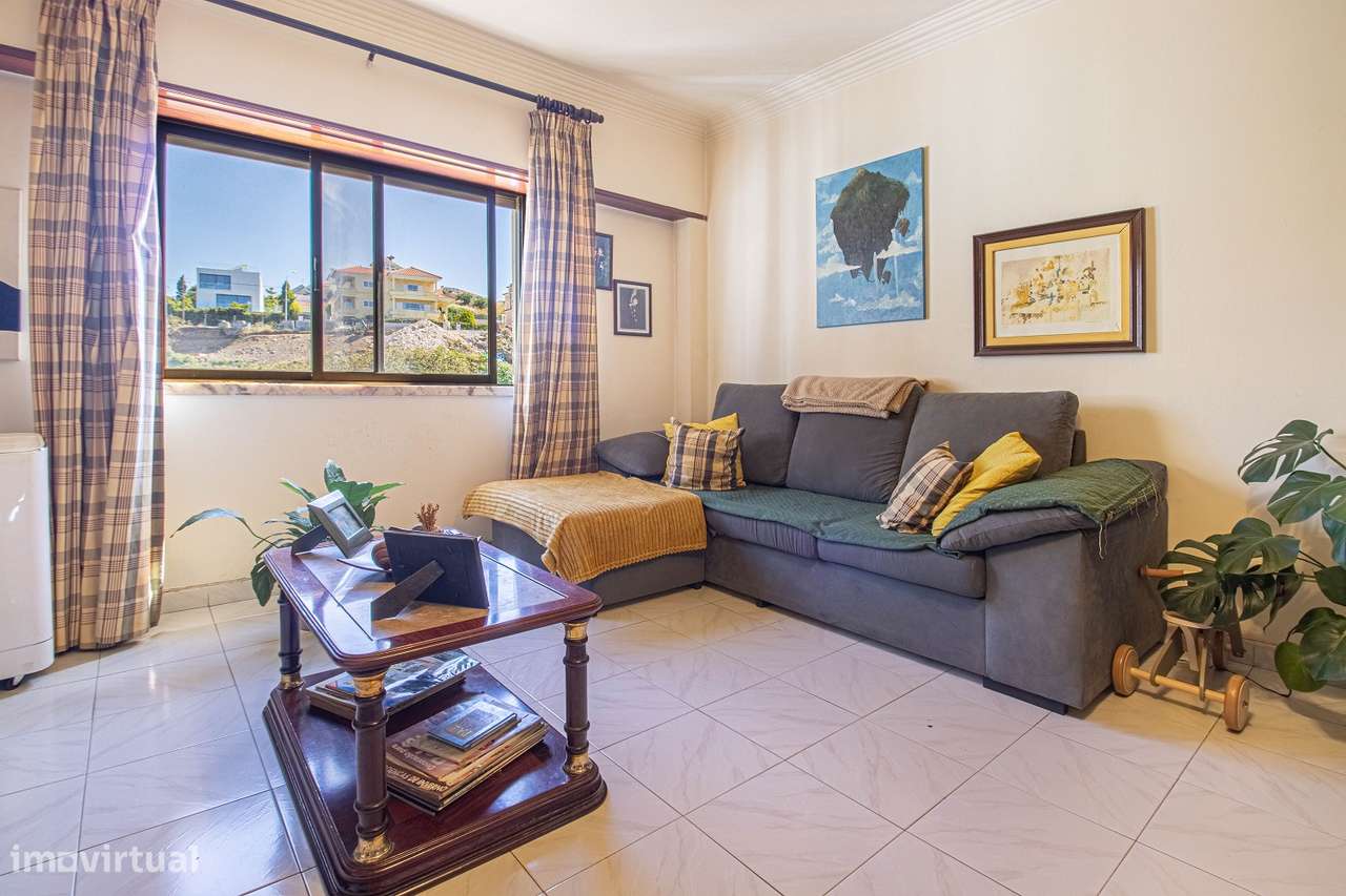 Apartamento T3 com garagem em Carnaxide-3