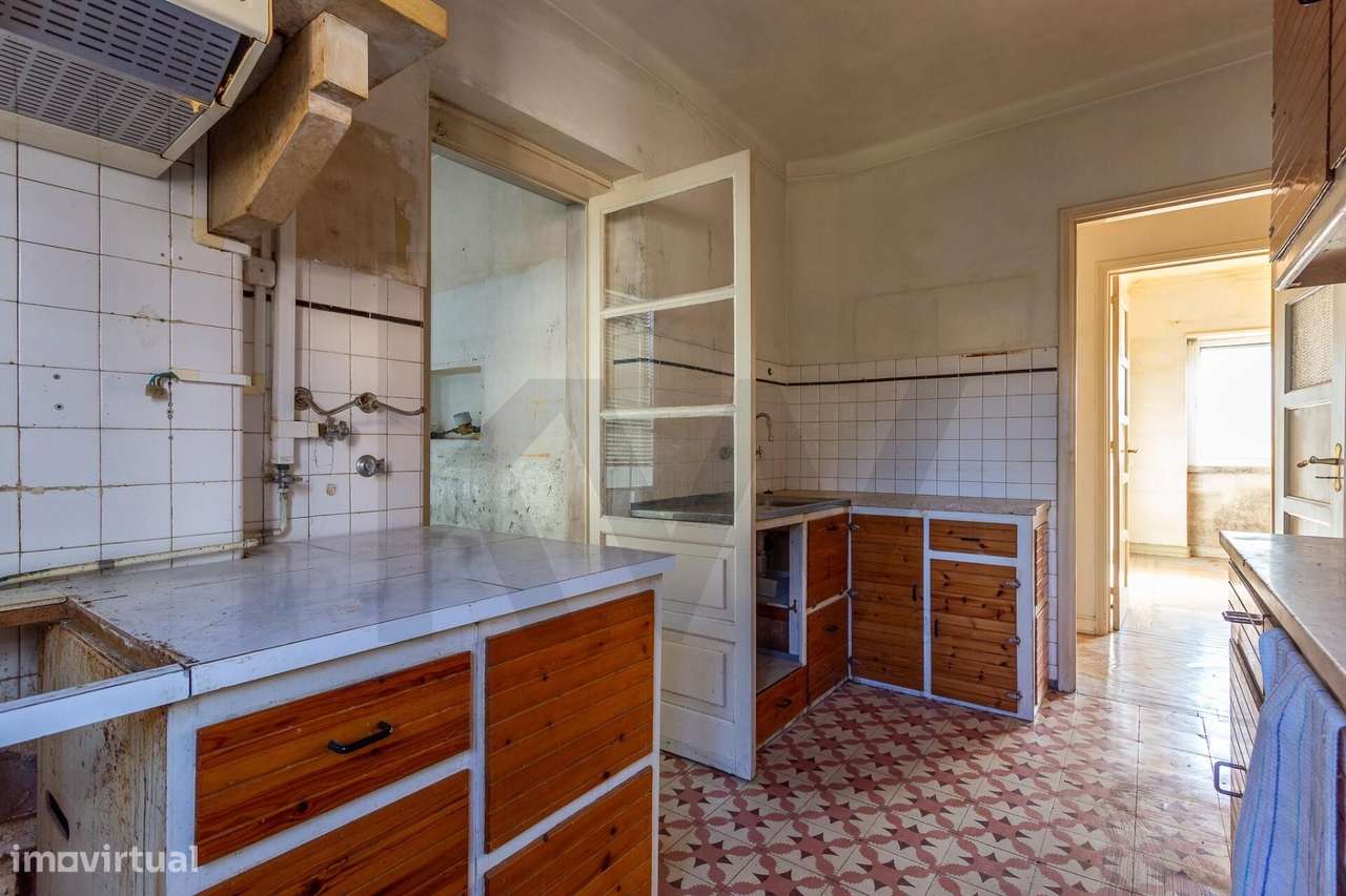 Moradia isolada para (sonhar e) remodelar | 300m2 área | Jardim à volt-11