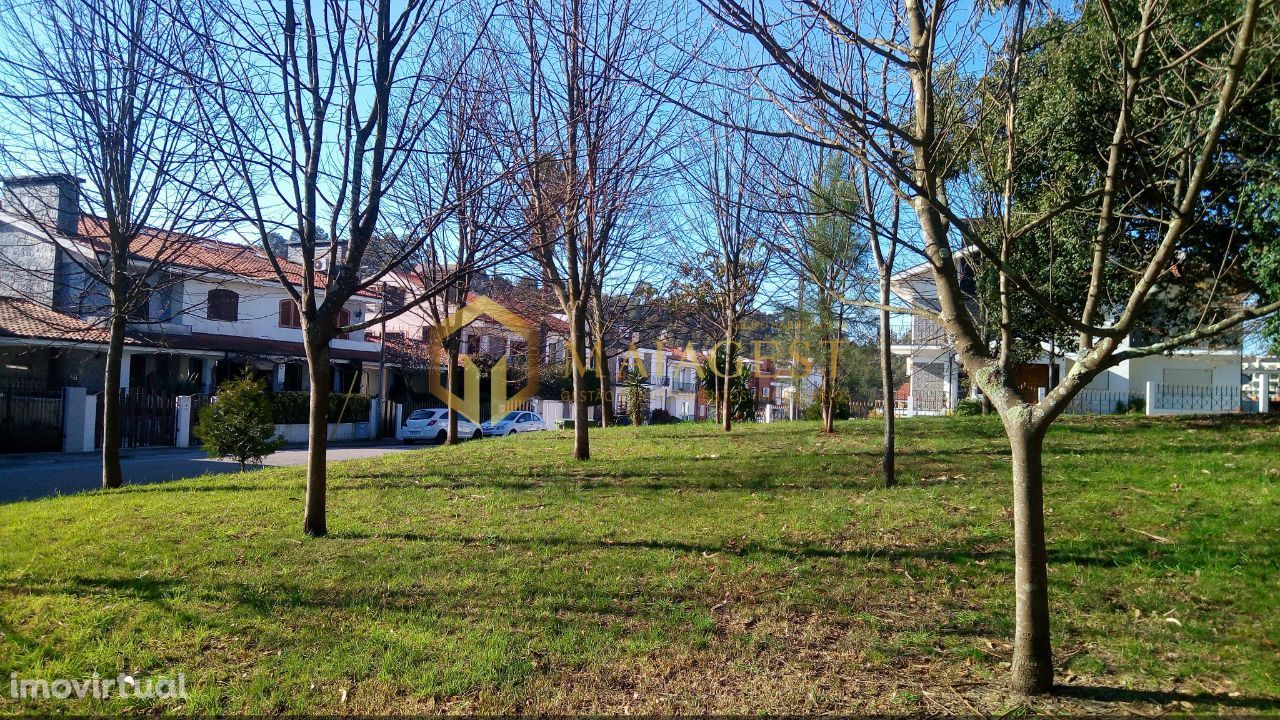 Terreno urbano para construção em 3 frentes