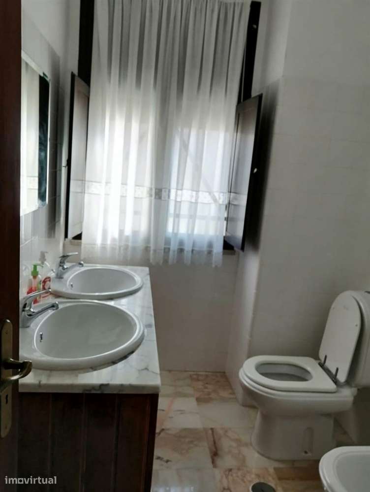Moradia de Grande Dimensão com Potencial Habitacional, Turístico e de-42