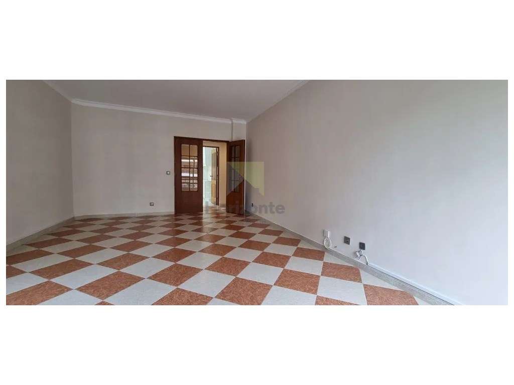 Apartamento T2 Remodelado em Monte Belo - Setúbal-3