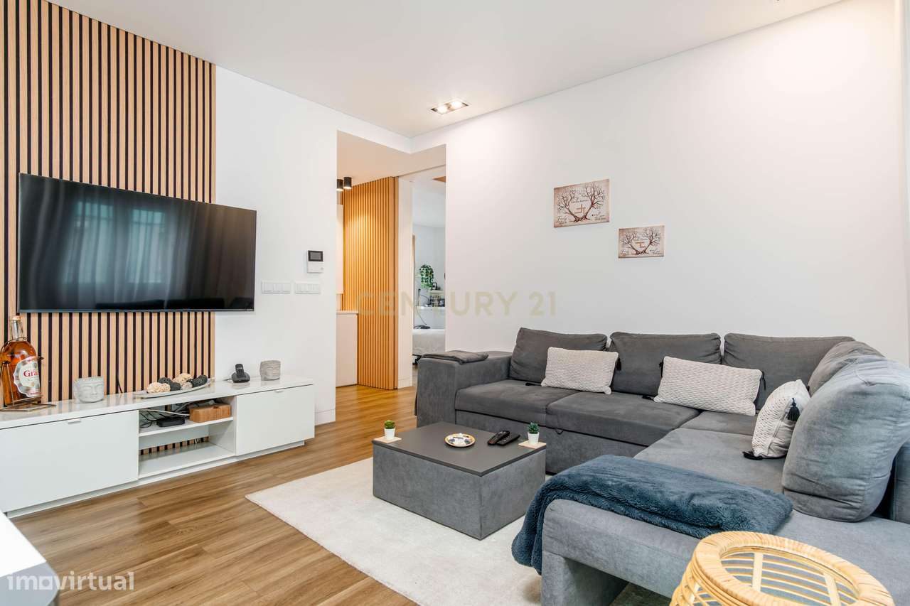 Apartamento Renovado com Terraço na Pontinha-17