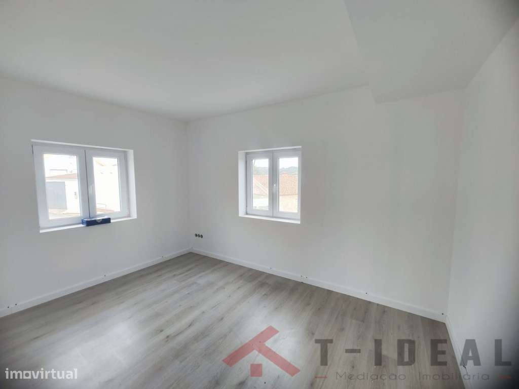 Moradia T3 Renovada com Espaço Exterior-5