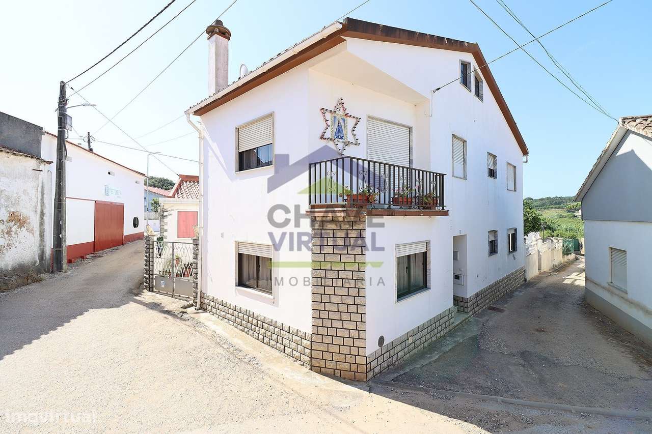 Moradia V2 com Quintal e Sótão Amplo - Famões, Bombarral-0