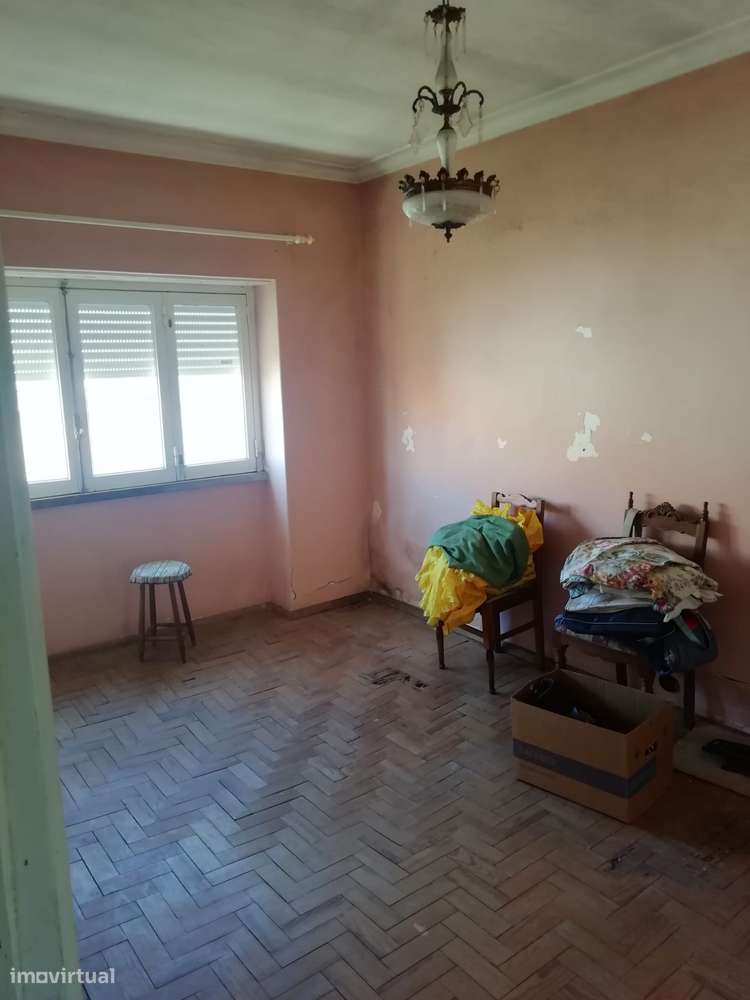 Moradia térrea para venda na Amoreira com muito potencial.-14