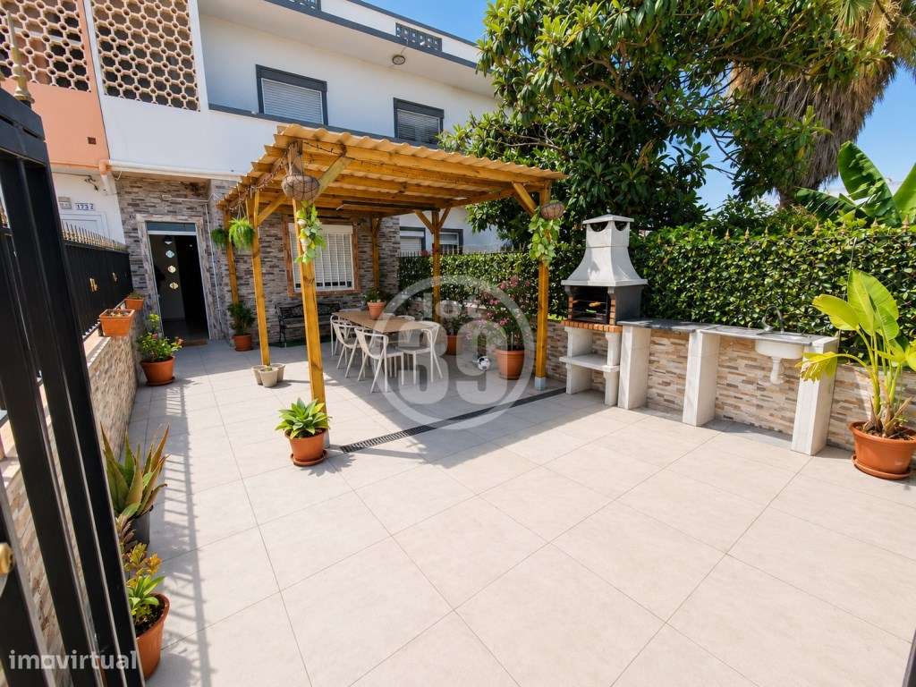 T2 Renovado em Faro Terraço com Pérgola | Perto de Tudo-3