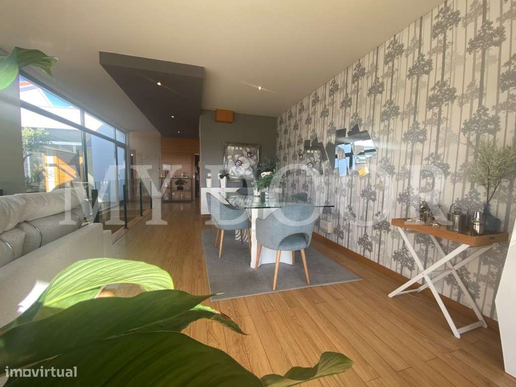 Loures - V4+1 Moradia c/ Piscina Privada - Varanda - Box + 2 parque...-15